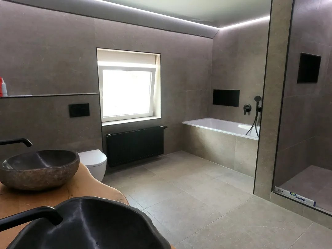 Badsanierung in Dortmund – Badewanne und neue Fliesen im sanierten Badezimmer