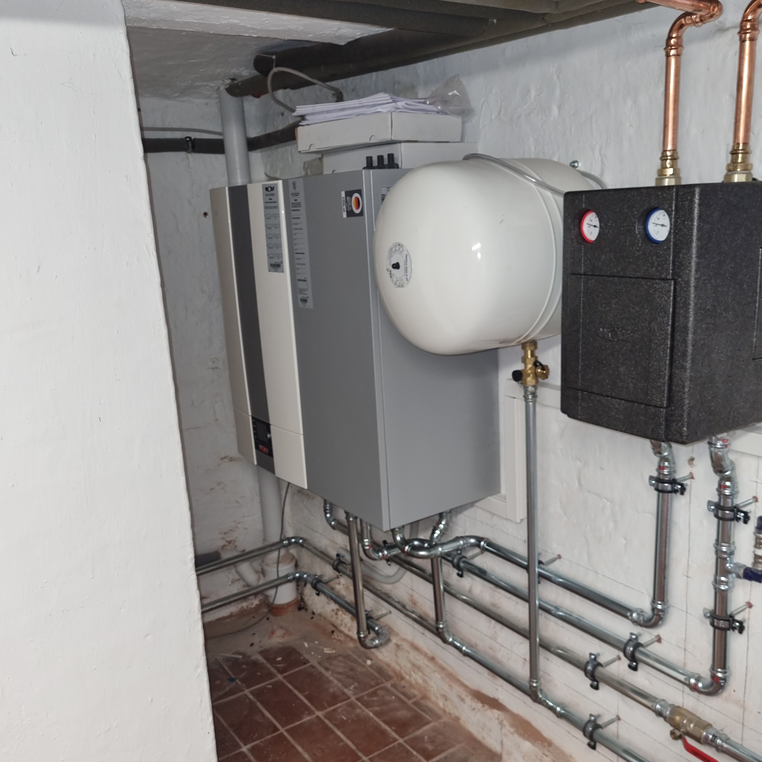Wärmepumpe und technische Leitungen