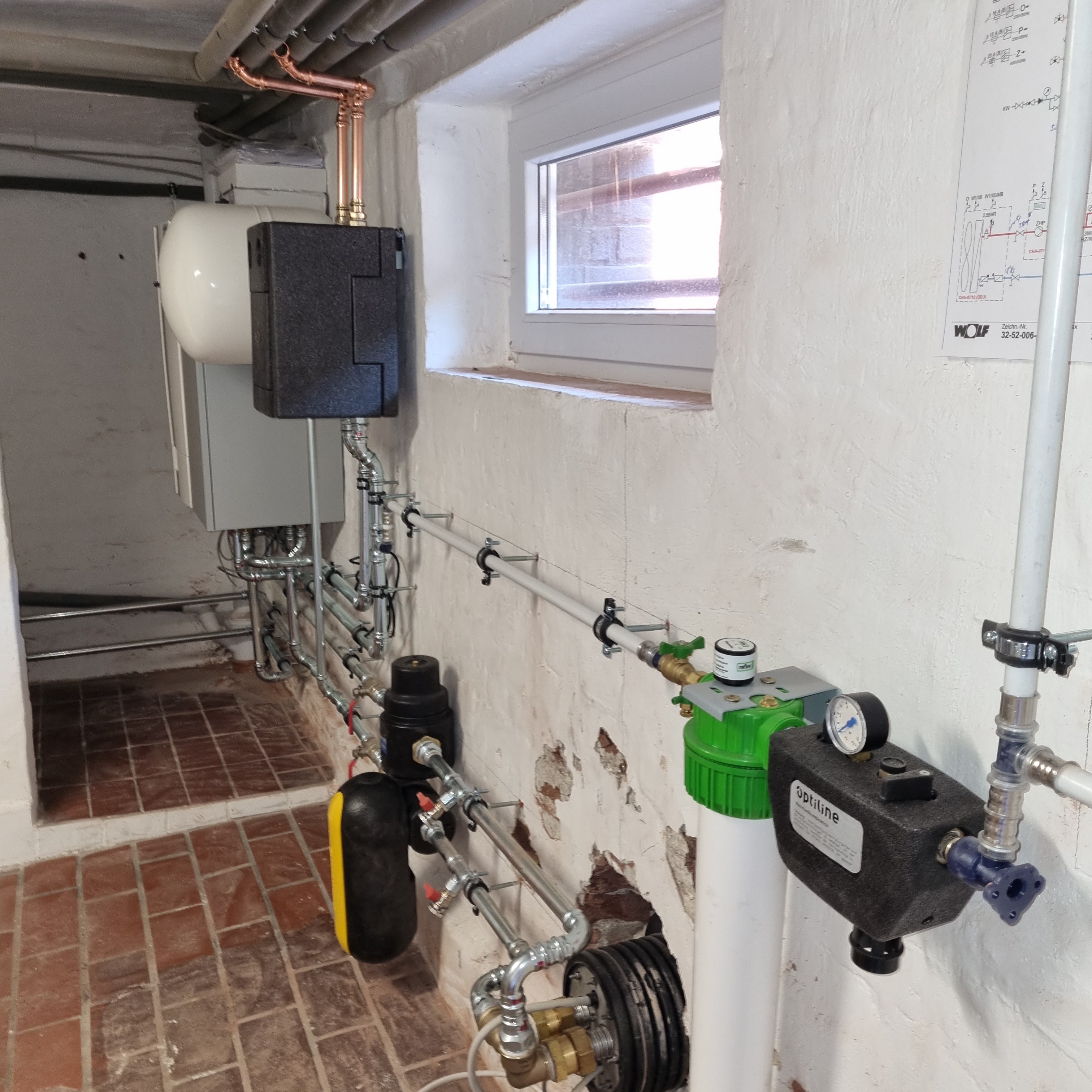 Wärmepumpe und Komponenten im Technikraum